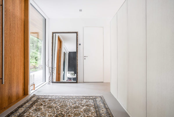 Eteinen pysyy siistinä, kun kaikelle on paikkansa, eikä säilytystila uhkaa loppua kesken. Tässä kodissa sisääntulijaa tervehtii Unique Home -kaappirivistö, jonka näkyvät osat ovat valkolakattua tammiviilua. Puukuosi tuo ovipintaan kauniisti eloa.