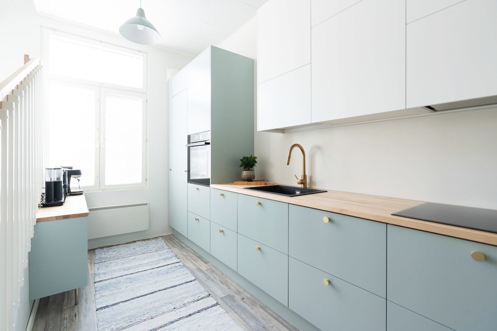 Vanhassa portsalaisasunnossa on Unique Home -remontin jälkeen kaksivärinen keittiökokonaisuus sileillä ovilla ja messinkisillä yksityiskohdilla. Yläkaapistot ovat valkoiset ja alakaapistot sekä korkeat komerot Opaali-sävyiset.