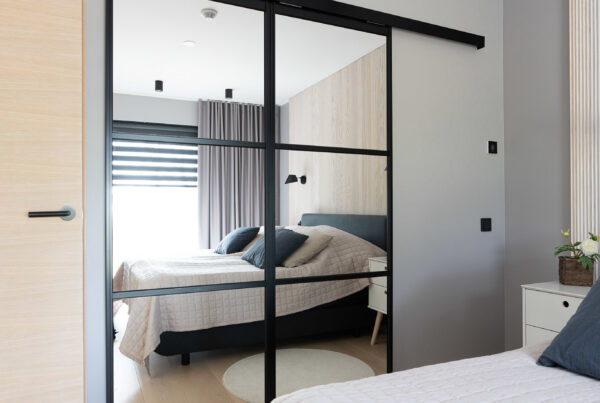 Mirror Linen ruudukko-ovi on valmistettu mittojen mukaan. Tässä kodissa se on yläkantoinen ja varusteltu peileillä.