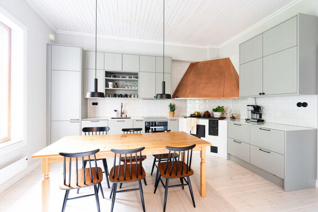 Vanhan talon moderni Unique Home -keittiö maalatuilla mdf-ovilla sävyssä Tikkurila ProGrey 1903.