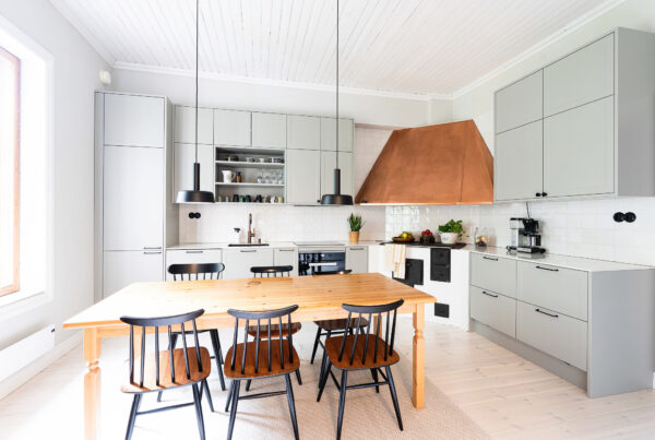 Vanhan talon moderni Unique Home -keittiö maalatuilla mdf-ovilla sävyssä Tikkurila ProGrey 1903.