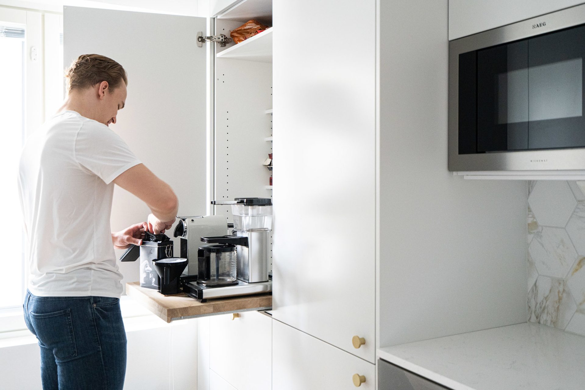 Aamiaiskaapin käytössä on huomioitava, että keittimien ja paahtimien käytössä ovi ei saa olla koskaan kiinni. Laitteista nouseva höyry ja lämpö vahingoittavat muutenkin helposti kalusteita, mikä on huomioitava esimerkiksi hyllyjen sijoittelussa. Unique Homen liukuva aamiaistaso tuo laitteet käytön ajaksi näppärästi ulos kaapista.