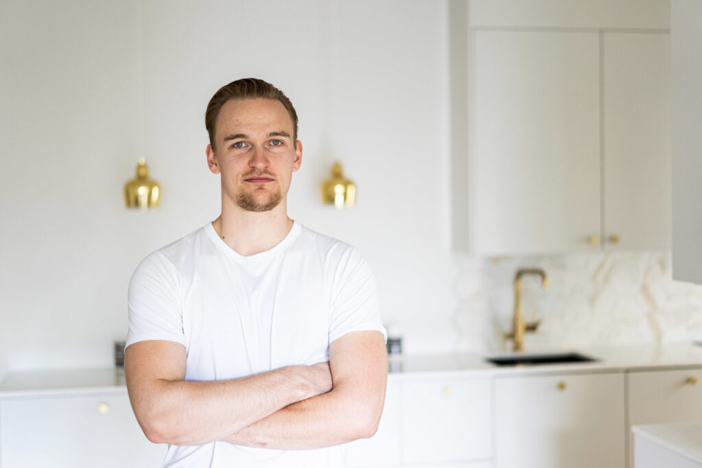 Kaapo Kähkönen kokkaa kotimaisessa Unique Home -keittiössä.
