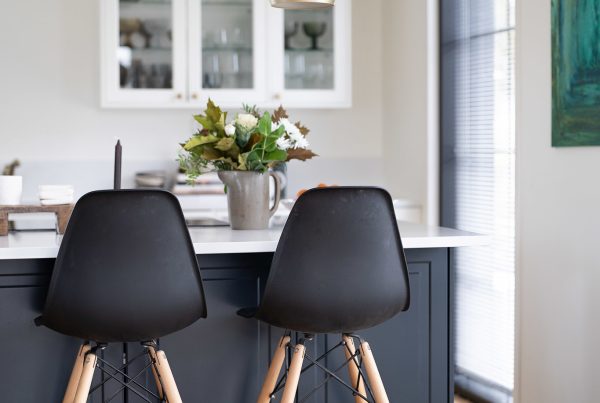 Sävytyslisällä voit valita Unique Home -keittiön maalattuihin kalusteoviin minkä tahansa NCS- tai Tikkurila-sävyn. Tämän keittiön sininen saareke on Tikkurilan sävyä Takorauta.