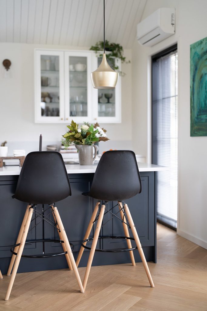 Sävytyslisällä voit valita Unique Home -keittiön maalattuihin kalusteoviin minkä tahansa NCS- tai Tikkurila-sävyn. Tämän keittiön sininen saareke on Tikkurilan sävyä Takorauta.