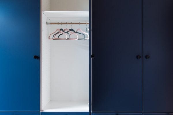 Unique Homen valmistamat kalusterungot ja Mellanon syvän siniset mdf-kalusteovet lastenhuoneen kaapistossa