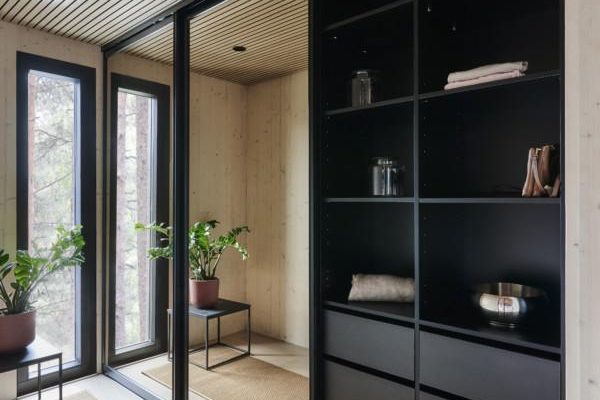 Unique Homen asentama musta Mirror Line -liukuovikomero pronssipeilillä. Toteutimme ratkaisun kesällä 2022 Naantalin Asuntomessujen kohteeseen Koti Neulanen.