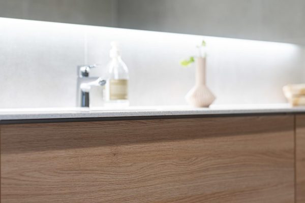 Unique Homen omassa tuotannossa valmistuu kalusterunkoja ja -ovia monilla eri levyväreillä. Tämän wc:n allaslaatikosto on Nagano Oak -kuosia.