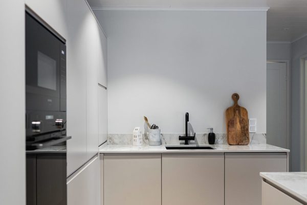 Unique Homen kaapistoisssa on sama asiakkaan valitsema NCS-sävy kuin keittiön seinissä.