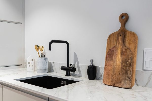 Dekton Bergen XGloss- tasot Unique Home -keittiössä