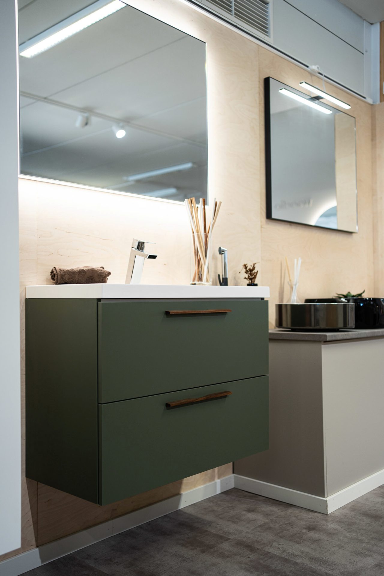 Vihreä wc-kalustus on Unique Homen omaa tuotantoa ja valmistettu Turussa. Sekä kalusterungoissa että -ovissa on sävynä Smoke Green, joka on yksi vakiovaihtoehdoistamme ja tarjolla nopeaan toimitukseen. Mallikalustus on esillä myymälässämme Orikedolla.