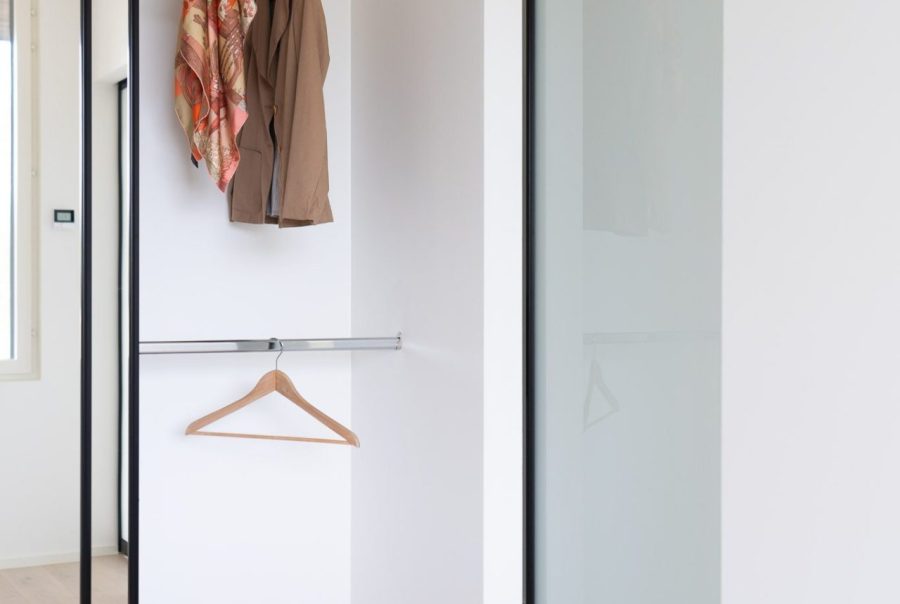 Asiakkaamme kodissa Mirror Line -liukuovet toimivat sekä tilanjaossa että makuuhuoneen vaatekaapin ovissa.