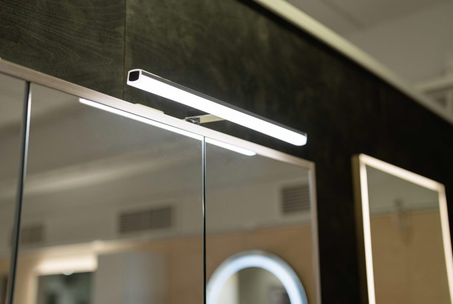 Valikoimistamme löydät monenlaiset LED-valot parantamaan kylpyhuoneesi valaistusta. Myös peilikaappi on syytä valaista oikein.