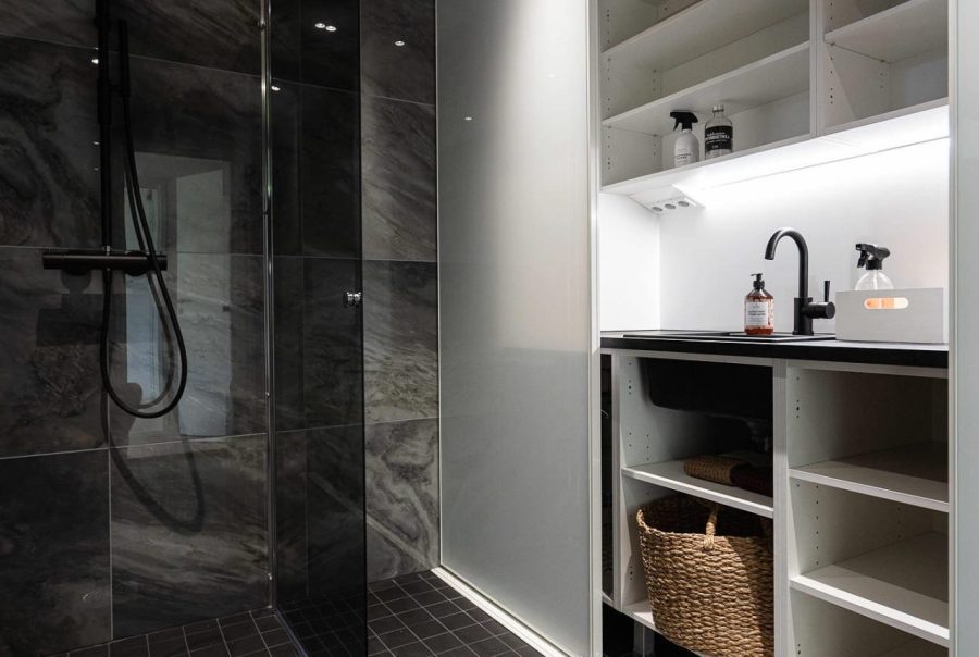 Mirror Line -liukuovet piilottavat kylpyhuoneen yhteydessä sijaitsevan kodinhoitopisteen tarvittaessa kokonaan.