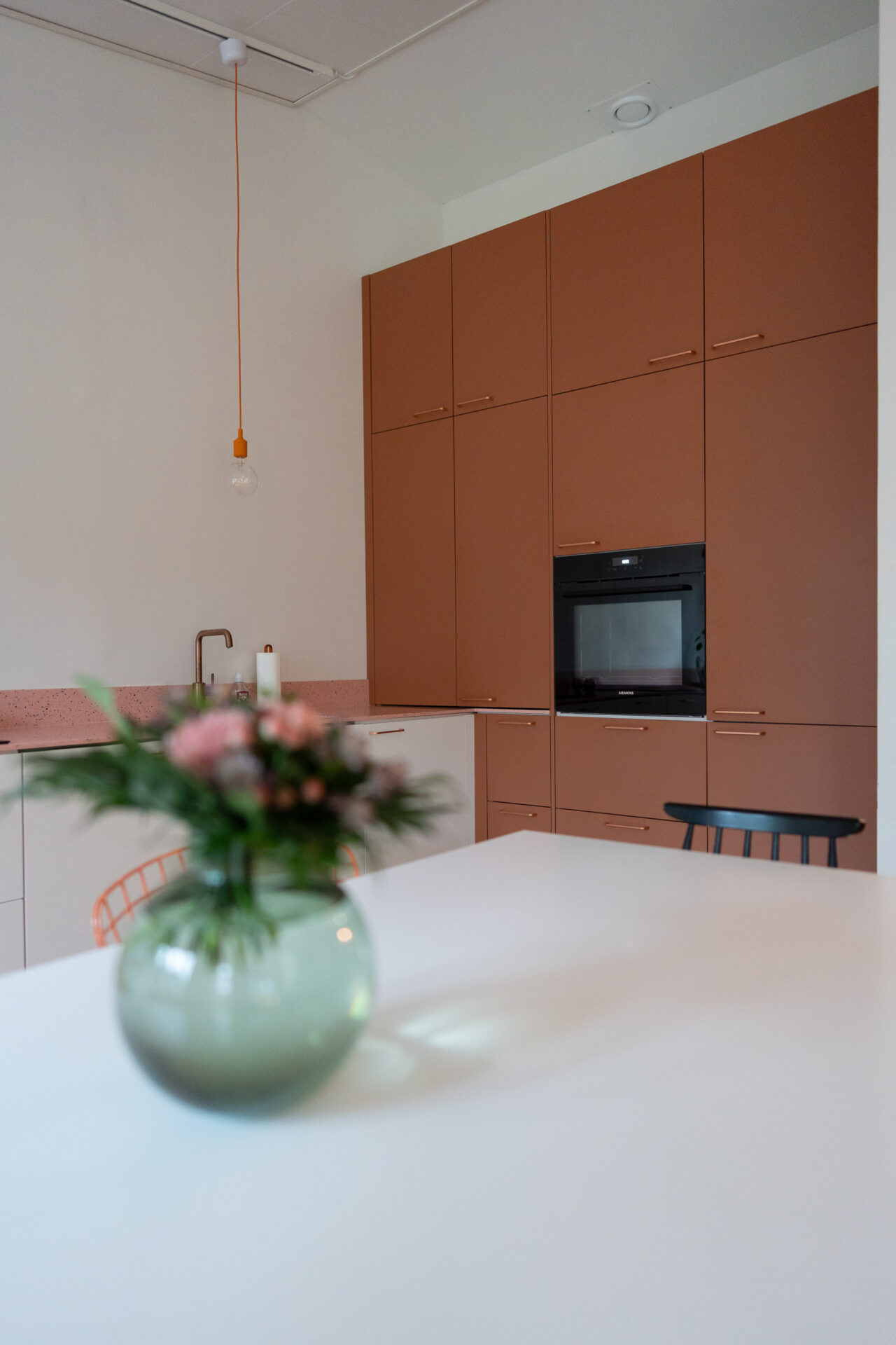 Värit kuuluvat vappuun ja myös keittiöön! Iloisen oranssissa keittiössä kelpaa viettää arkea ja juhlaa.