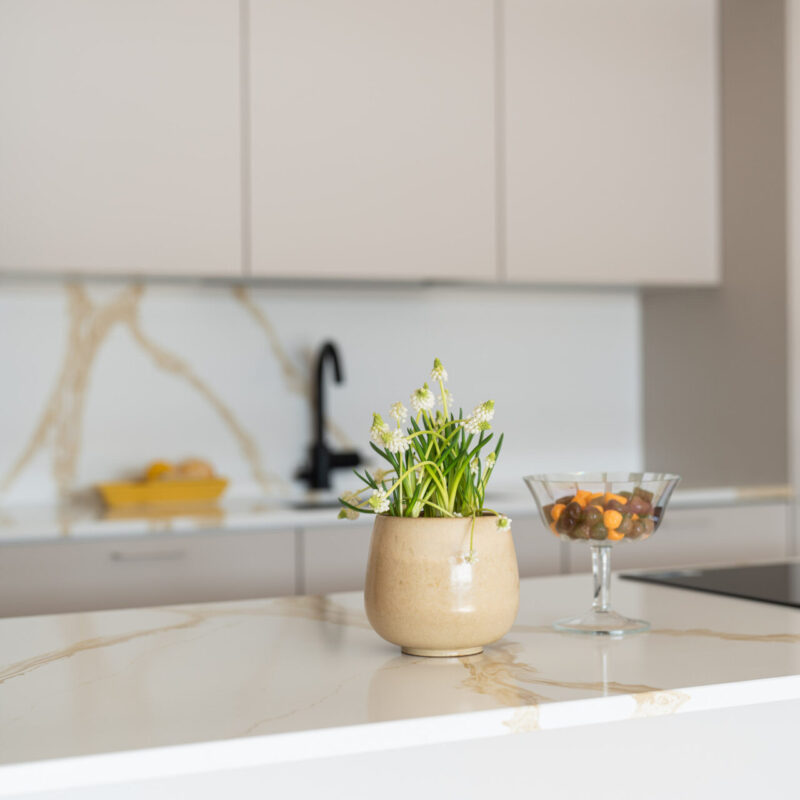 Kashmir on sävynä neutraali, mutta se tuo kaapistoihin kuitenkin valkoiseen verrattuna varsin pehmeän tunnelman.