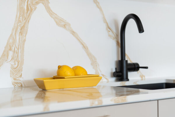 Näyttävät Calacatta Oro -kvartsitasot elävöittävät neutraalin sävyistä keittiökokonaisuutta.