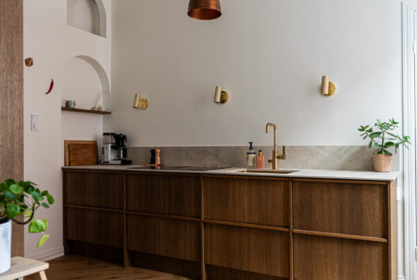 Valmistimme viilukeittiön 1920-luvulla rakennettuun taloon, jossa on kauniita kaarisyvennyksiä.