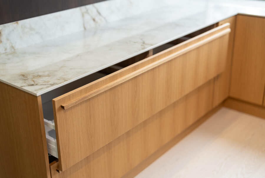 Valmistamme puusepäntyönä Siro-vetimiä monilla eri pituuksilla ja eri Rubio Monocoat -sävytyksin. Materiaaliksi voit valita tammen tai pähkinän.