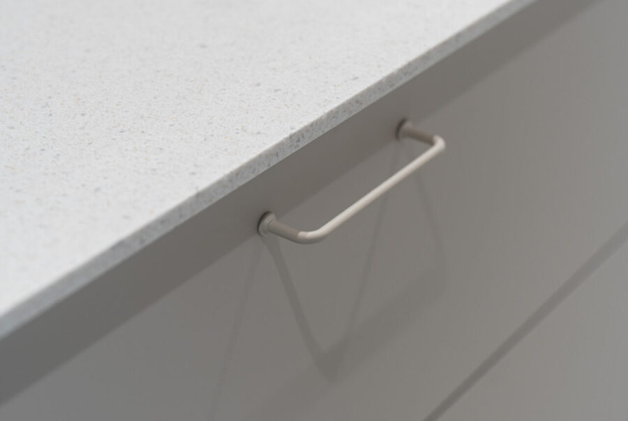 Kashmirin sävyiset lankavetimet sulautuvat samansävyiseen allaskalusteeseen.