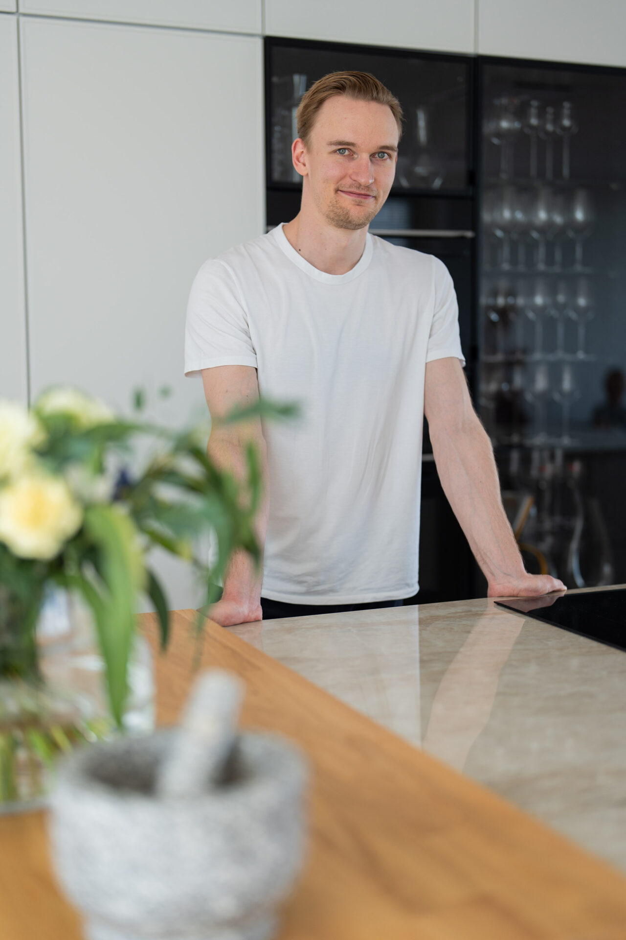 Kaapo Kähkönen on vapaa-ajallaan innokas ruuanlaittaja, joten uuden Unique Home -keittiön suunnittelussa huomioimme monenlaiset kotikokin mukavuudet.