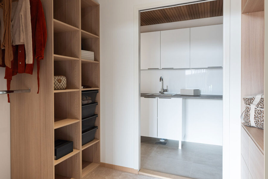 Toimiva vaatehuone yhdistää avo- ja piilosäilytystä. Käytetyimmät vaatteet esiin, muut siististi piiloon!