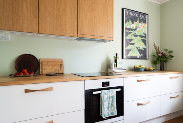 Sympaattinen keittiökokonaisuus sopii tyyliltään vanhan talon henkeen mutta on toiminnoiltaan moderni.