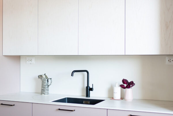 Vanha roosa on murrettu vaaleanpunaisen sävy, joka ei tee kalustuksesta liian imelän vaaleanpunaista.