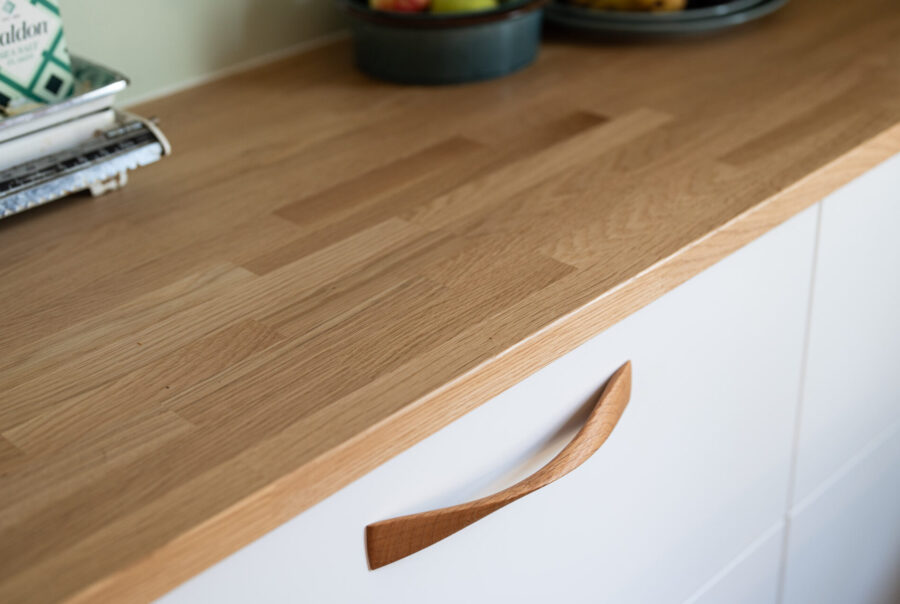 Puutasot vaativat pientä huoltoa mutta oikein hoidettuna aito luonnonmateriaali on pitkäaikainen kumppani keittiötasoissa.