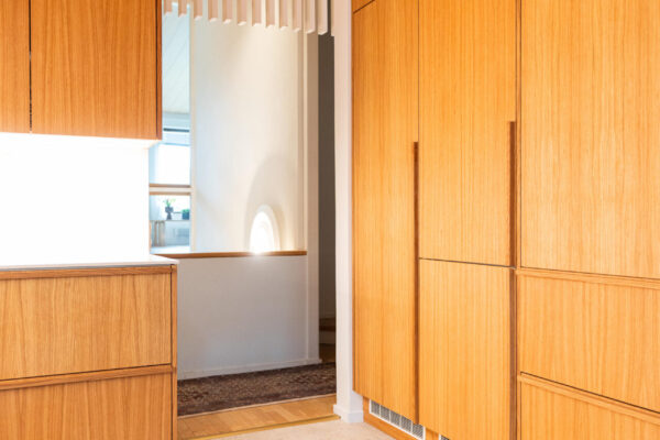 Unique Homen omassa tuotannossa valmistuvat viiluovien lisäksi myös massiivipuiset vetimet eri mitoilla. Tässä keittiössä ne istuvat täydellisesti kaapistoihin, sillä sävytys on sama.