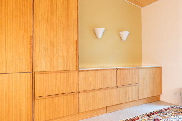 Tilavaan erilliskeittiöön mahtuu kaappitilan lisäksi myös runsaasti työskentelytilaa. Keraamiset tasot kestävät kulutusta arjessa.