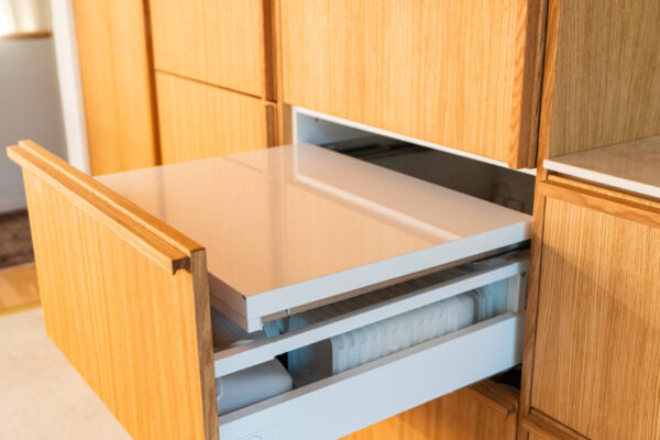 Vetolaaatikon uumenista saa vedettyä esiin aputason, joka suunniteltiin erityisesti kaupapkassie tyhjennystä varten.