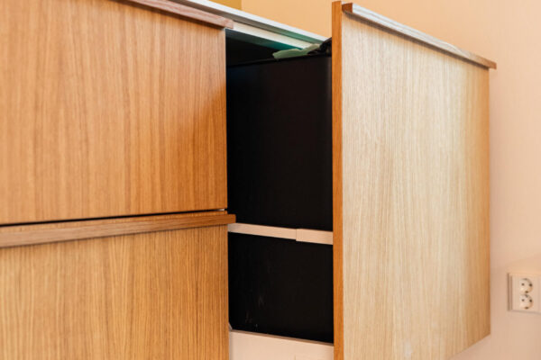 Leveään vetolaatikkoon mahtuvat isoa lajitteluastiat.