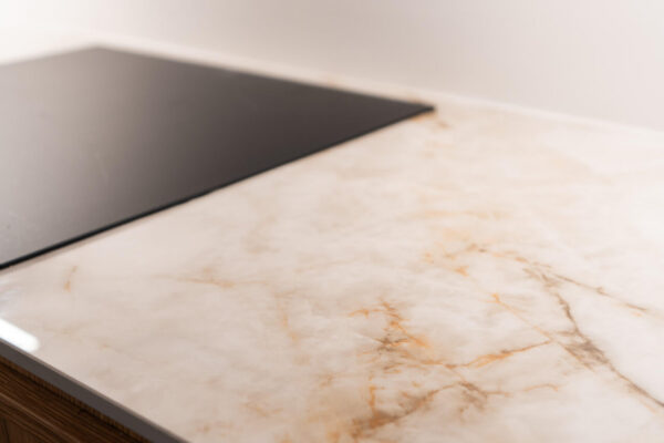 Lämminsävyinen Quarzo Reno on yksi suosituista keraamisten tasojen kuoseistamme. Se sopii erityisen hyvin puupintojen pariksi.