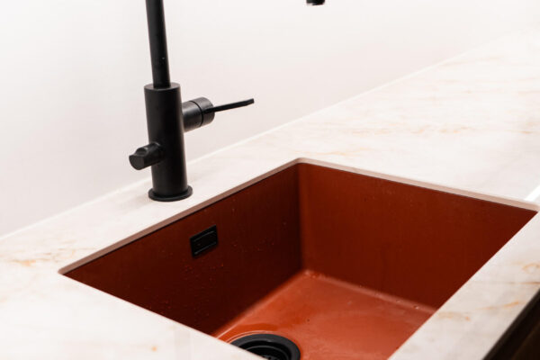 Oranssi komposiittiallas tuo sopivaa retrotunnelmaa 80-luvun alussa rakennetun talon keittiöön.