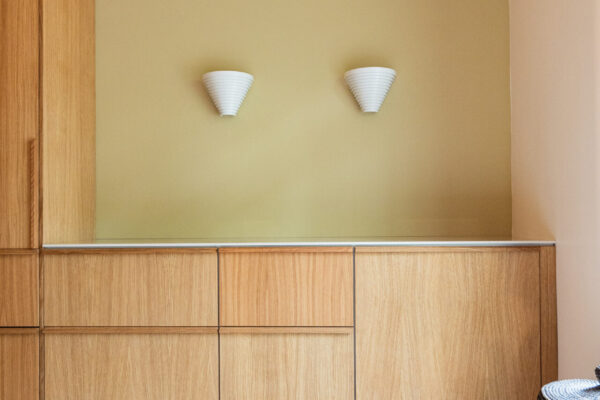 Puupinnat ovat remontin jälkeen pääroolissa tässä tilavassa keittiössä. Viiluovien luonteeseen kuuluvat pienet sävyvaihtelut ja persoonalliset syykuviot.