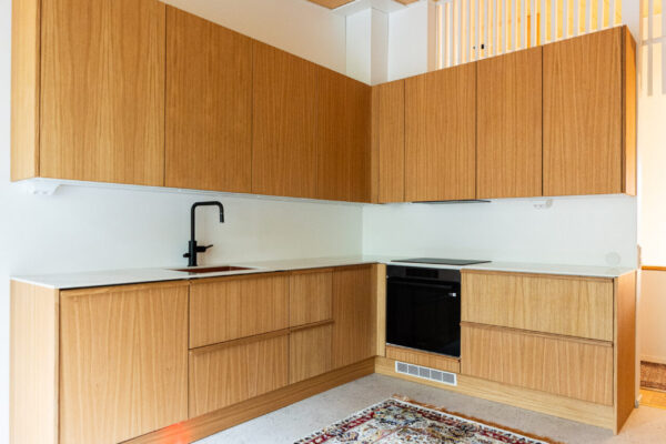 Tamiiviilupinnat käsittelemme aina asiakkaan toiveen mukaisella öljysävyllä, Tässä keittiössä valintana oli Rubio Monocoatin Pure-sävy.