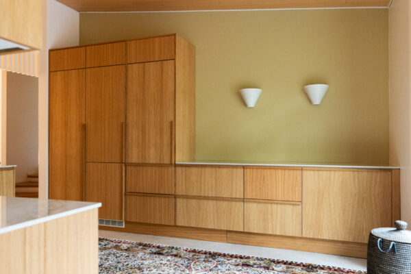 80-luvun talon tilava erilliskeittiö sai remontissa oman tuotantomme tammiviilukalusteet ja paikallisen Gres Importin työstämät keraamitasot.