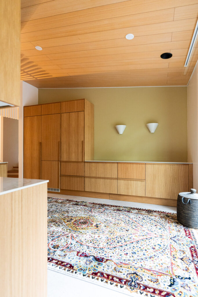 80-luvun talon tilava erilliskeittiö sai remontissa oman tuotantomme tammiviilukalusteet ja paikallisen Gres Importin työstämät keraamitasot.