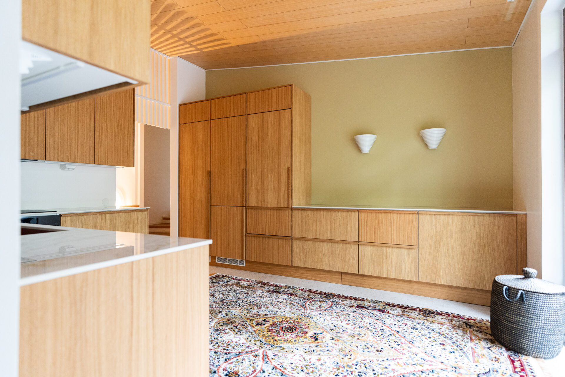 Tammiviiluinen keittiö on Unique Homen omaa tuotantoa ja sopii 80-luvun alussa rakennettuun taloon kuin se olisi ollut siellä aina.