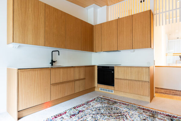 Erilliskeittiössä kaapistoja mahtuu monelle seinälle.