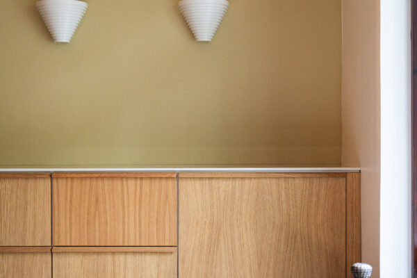 Murretun vihreä seinä ja tammiviiluiset keittiökaapistot sopivat upeasti 80-luvun alussa rakennettuun taloon.