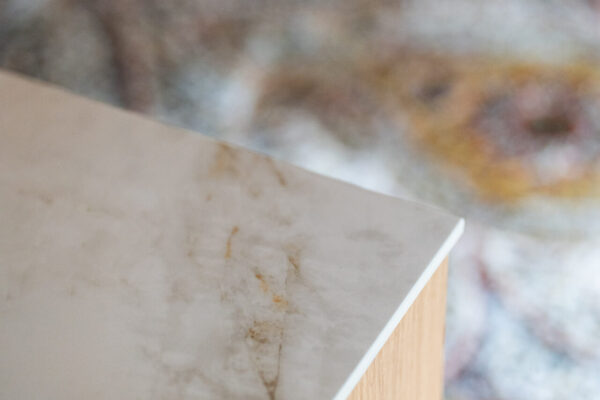 Quarzo Reno -nimisessä keraamitasossa seikkailee lämpimiä,ruskean sävyjä vaalealla pohjalla.