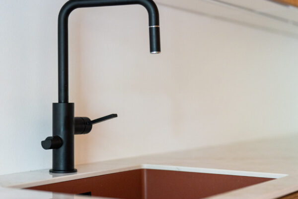 Keraamiset Quarzo Reno -tasot työsti tähän keittiöön Turun seudun oma veistämö Gres Import.