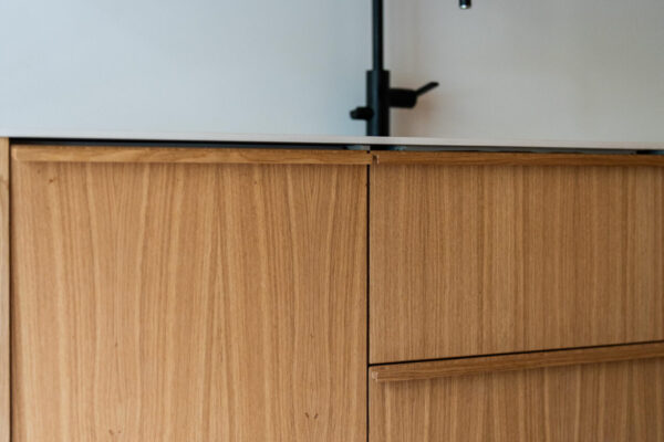 Tammiviilun eläväinen pinta tuo lämpöä tilaan. Öljykäsittelyn sävynä tässä keittiössä on Pure.