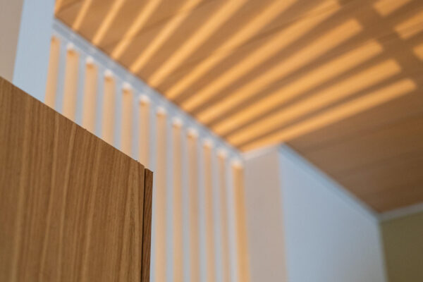 Rimoitus heijastaa kauniisti valoa tammiviiluiseen keittiöön.