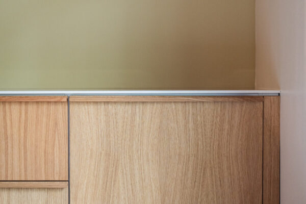 Tammiviilun luonnollinen ilme sopii monenlaiseen ympäristöön. Sävy- ja kuviovaihtelut kuuluvat asiaan, kun on kyse aidosta puupinnasta.