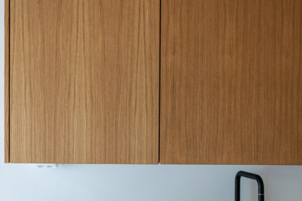 Tammiviiluiset kalusteovet, kuvioitu keraamitaso ja oranssi komposiittiallas sopivat tyyliltään täydellisesti 80-luvun alun taloon.