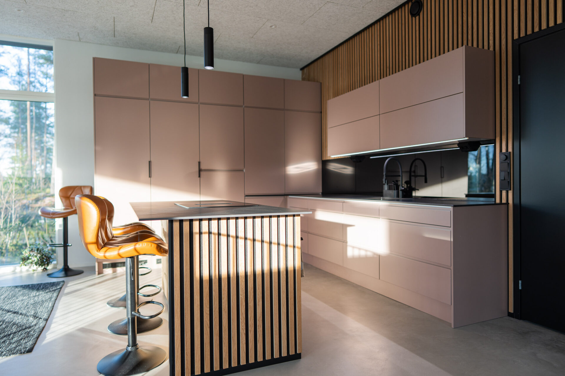 Murrettu roosa tuo kaapistoihin kivaa tunnelmaa mutta ei huuda huomiota.