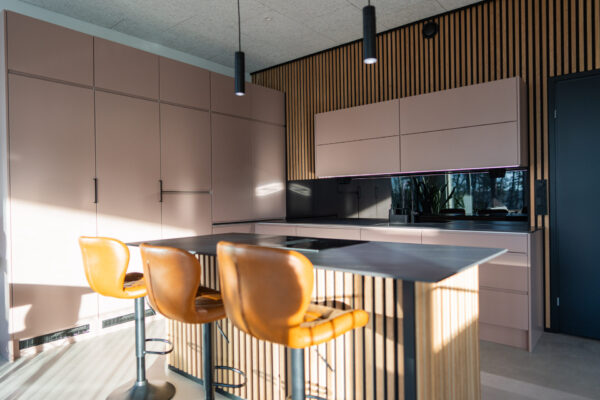 Valaistus vaikuttaa aina värisävyihin. Sen saimme kokea tämän vaaleanpunaisen keittiön kuvauksissa.